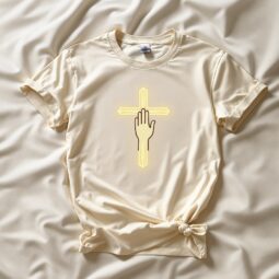 Remera Cruz Iluminada con Mano — Estampa Religiosa COMPRÁ 1 LLEVÁ 3